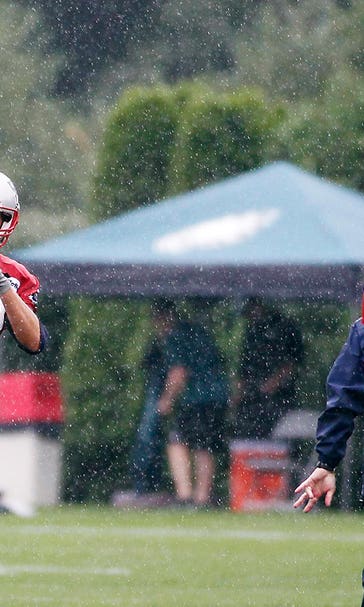 Rainy workout: Patriots, Eagles practice together on wet day